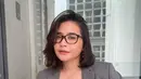 Dalam potret terbarunya yang diunggah dalam media sosial, Prilly yang kini memiliki gaya rambut pendek ini memakai busana yang cukup kasual. Memadukan blazer dengan celana jeans, bintang sinetron GGS ini terlihat makin seksi dengan mengenakan kacamata yang menggunakan frame hitam. (Liputan6.com/IG/@prillylatuconsina96)