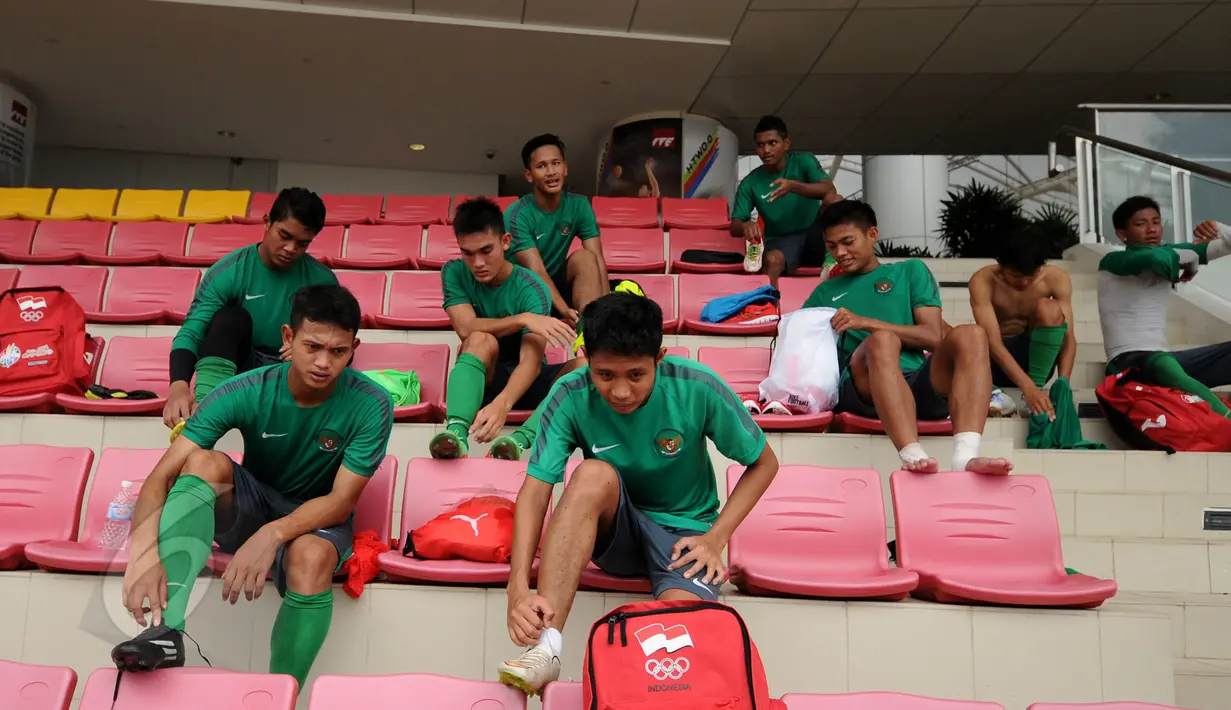 Sejumlah pemain timnas Indonesia U-23 berkemas usai berlatih di lapangan ITE College Center, Singapura, Minggu (31/5/2015). Garuda Muda akan melakoni laga perdana di Sea Games 2015 melawan Myanmar, 2 Juni mendatang. (Liputan6.com/Helmi Fithriansyah)