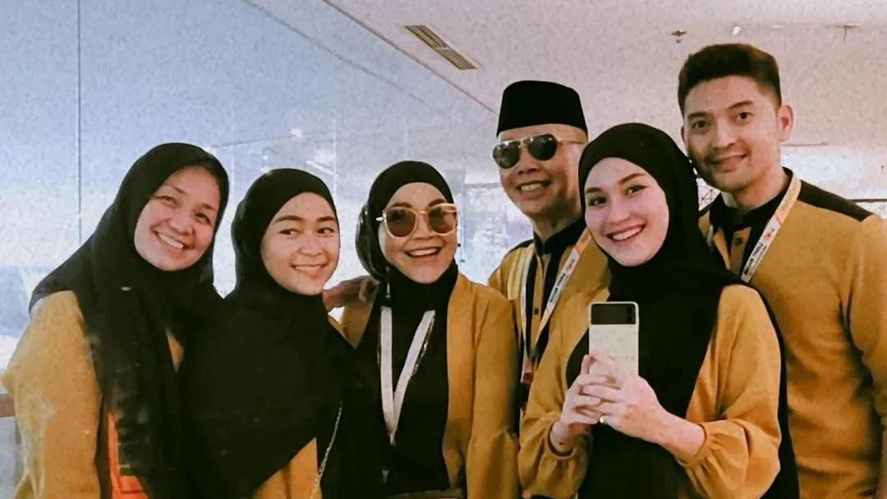 Ayu Ting Ting mengunggah momen berangkat umrah pada tahun 2022 (Foto: Instagram @ayutingting92)