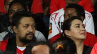 Arie Sihasale dan Nia Zulkarnaen ikut menyaksikan laga pembuka Torabika Soccer Championship antara Persipura vs Persija di Stadion Mandala, Jayapura, Papua, Jumat (29/4/2016). (Nicklas Hanoatubun)
