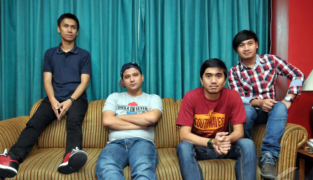 Gaya santai personel Sheila on 7, Jakarta, Kamis (11/12/2014).(Liputan6.com/Panji Diksana)