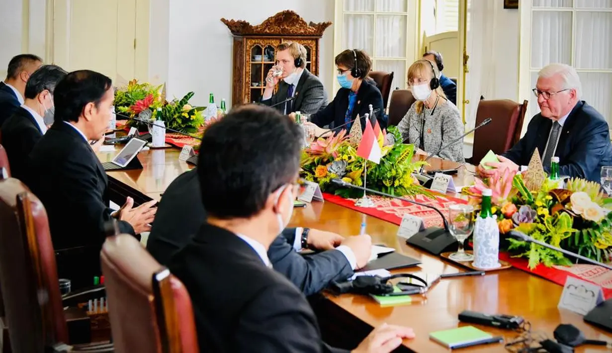 Suasana pertemuan bilateral antara Joko Widodo (Jokowi) dan Presiden Federasi Jerman Frank-Walter Steinmeier saat kunjungan kenegaraan di beranda Istana Bogor, Jawa Barat, Kamis (16/6/2022). Kunjungan kenegaraan Presiden Republik Federal Jerman tersebut berlangsung dalam rangka peringatan 70 tahun hubungan diplomatik Indonesia Jerman . (Foto: Lalily Rachev - Biro Pers Setpres)