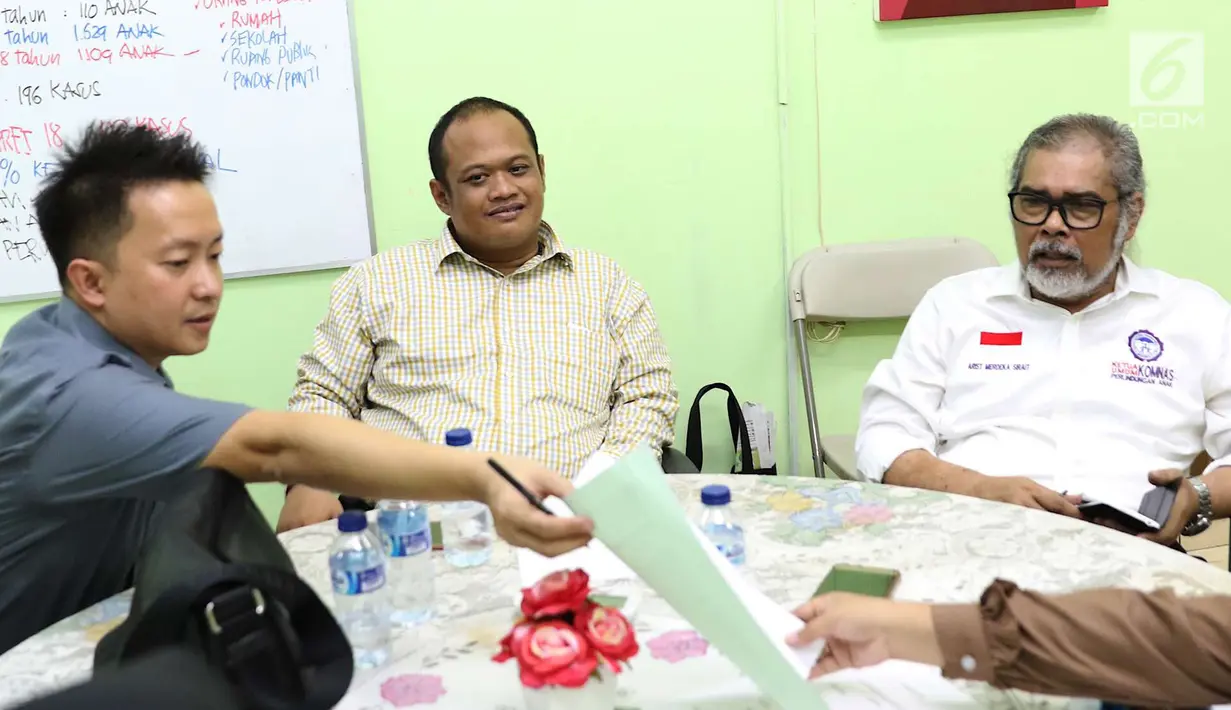 Jonathan memberikan catatan saat menyambangi kantor Komnas PA di Jakarta, Senin (30/4). Dalam video yang viral tersebut si ibu dari anak yang ditendang, Dewi terlihat adu mulut dengan Jonathan. (Liputan6.com/Immanuel Antonius)