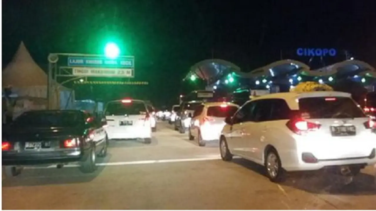 Kendaraan Arus Mudik di Tol Cipali Padat Merayap