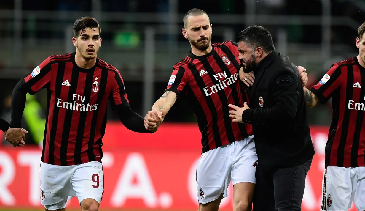 Gennaro Gattuso dan Leonardo Bonucci merayakan kemenangan timnya asal Sampdoria pada lanjutan Liga Serie A Italia di stadion San Siro (18/2). AC Milan menang atas Sampdoria dengan skor 1-0. (AFP Photo/Miguel Medina)