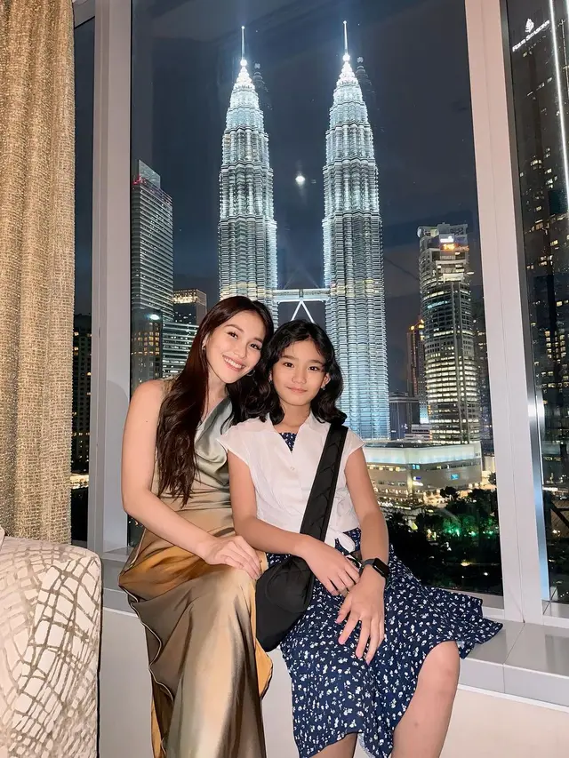 8 Potret Penampilan Ayu Ting Ting dan Bilqis saat Liburan Ini Bak Kakak Adik