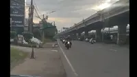 Jangan Ditiru, Pengendara Motor Nekat Lawan Arah di Kalimalang Jaktim