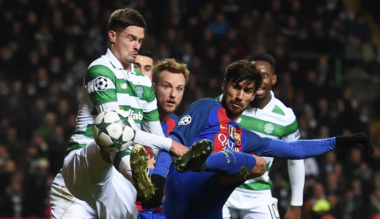 Gelandang Barcelona, Andre Gomes, berebut bola dengan bek Celtic, Erik Sviatchenko, pada laga kelima Grup C Liga Champions di Celtic Park, Rabu (23/11/2016). (AFP/Paul Ellis)