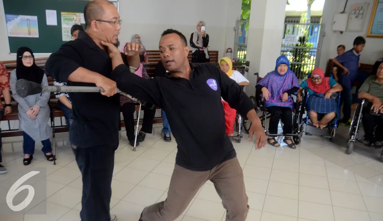 Peserta penyandang cacat melihat aksi bela diri praktis di YPAC, Jakarta, Sabtu (6/8). Bela diri Praktis ini di harapkan mampu untuk menjaga diri khususnya penyandang cacat dari segala bentuk serangan dan ancaman kejahatan. (Liputan6.com/Johan Tallo)