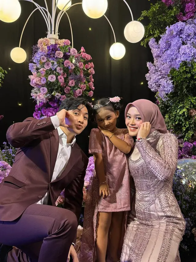 7 Potret Putri Delina dan Bintang di Pernikahan Rizky Febian, Penuh Kehangatan