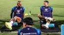 <p>Pemain Persib Bandung, David Da Silva (kiri) berbincang dengan rekannya, Ciro Alves saat sesi official training di Stadion Gelora Bangkalan, Madura, Kamis (30/5/2024) jelang laga leg kedua final Championship Series BRI Liga 1 2023/2024 menghadapi Madura United, Jumat, 31 Mei 2024. (Bola.com/Bagaskara Lazuardi)</p>