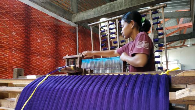 Mantan TKW usaha tenun ikat di Kediri