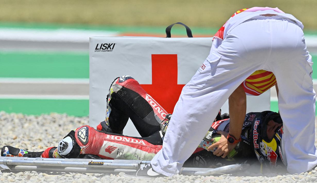 Takaaki Nakagami pun harus ditandu keluar lintasan setelah diperiksa oleh tim medis. (AFP/Pau Barrena)