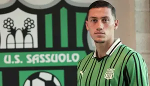 Sassuolo memperkenalkan Jay Idzes sebagai pemain baru mereka, Sabtu (9/8/2025). (Dok. Sassuolo)