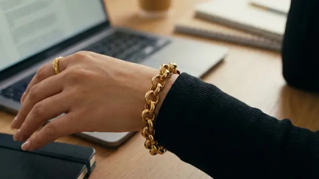 Model Gelang Emas Feminin untuk Pekerja Kantoran Berhijab