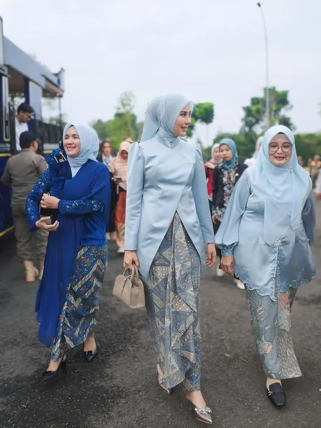 6 Potret Detail Kebaya Modern Syahnaz Sadiqah di Hari Jadi ke-18 Kab. Bandung Barat