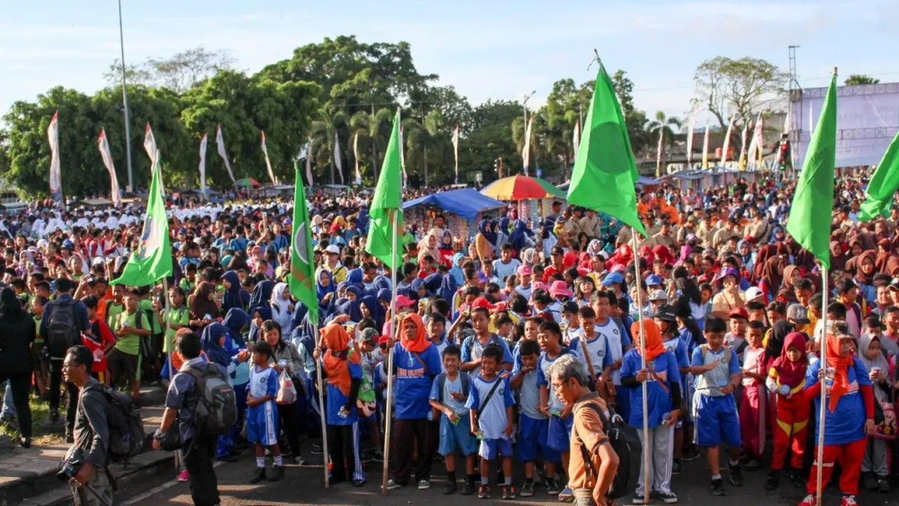 Ribuan pelajar dan masyarakat umum bersiap membuat rekor baru minum jamu massal dengan jumlah 20.118 orang. (Foto: Liputan6.com/Muhamad Ridlo)