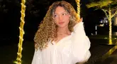 Amel Carla merayakan pesta Halloween sederhana bersama teman-temannya. Di momen tersebut, perempuan 23 tahun itu berpenampilan sebagai Carrie Bradshaw, karakter fiksi dan protagonis dari serial Amerika berjudul Sex and the City, yang diperankan oleh Sarah Jessica Parker. (Liputan6.com/IG/@amelcarla)