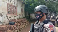 Mortir aktif yang diduga peninggalan perang kemerdekaan, ditemukan di sebuah rumah kosong, di RT 01, RW 07, Kelurahan Lontar, Kecamatan Serang, Kota Serang, Banten. (Liputan6.com/ Yandhi Deslatama)