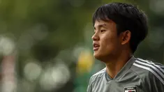 Gelandang Jepang, Takefusa Kubo melakukan pemanasan saat sesi latihan jelang turnamen Copa America 2019 di Sao Paulo, Brasil (13/6/2019). Remaja sensasional Jepang yang dijuluki 'Messi Jepang' ini resmi bergabung dengan Real Madrid. (AFP Photo/Miguel Schincariol)