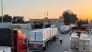Truk-truk bermuatan bantuan kemanusiaan menunggu izin masuk di sisi perbatasan Mesir dari perlintasan Rafah menuju Jalur Gaza, untuk menuju wilayah Palestina pada 3 Agustus 2025. (Foto: AFP)