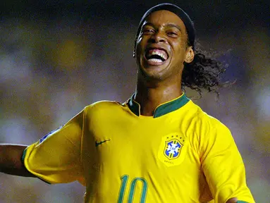 Peraih FIFA Ballon d'Or 2004 dan 2005, Ronaldinho, dikabarkan sang kakak, Roberto Assis sedang memikirkan tawaran bermain di Malaysia. Media Malaysia sendiri memberitakan pesepak bola Brasil itu akan bermain untuk Pahang FA. (AFP/Joao Paulo)