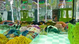 Karya seni berbahan serat yang menampilkan dunia dongeng terlihat dalam pameran seni bertajuk "Intangible" di Dallas, Texas, Amerika Serikat, 21 Oktober 2020. Semua karya seni dalam pameran itu terbuat dari bahan serat atau fiber, yang menarik banyak pengunjung. (Xinhua/Dan Tian)