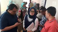 Sejumlah calon jemaah Umrah menunggu kepastian dari pihak dari First Travel di GKM Green Tower, Jakarta, Kamis (27/7). Sebagian calon jemaah menolak pengembalian dana 50 persen dari total pembayaran. (Liputan6.com/Immanuel Antonius)