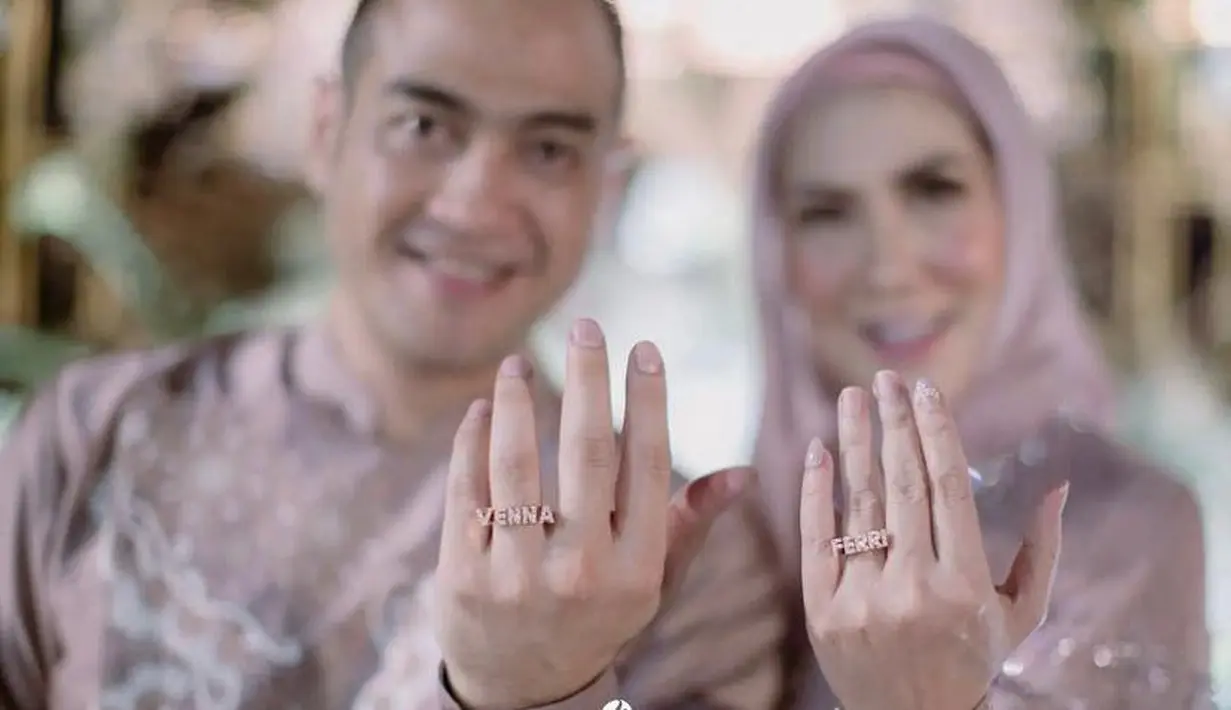 Prosesi lamaran keduanya berlangsung dengan penuh khidmat dan Syahdu. Keduanya memamerkan cincin pertunangan dengan nama masing-masing. (Instagram/maknafoto).