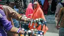 Pedagang jalanan memajang jam tangan untuk dijual ketika keluarga berbelanja untuk liburan Muslim Idul Fitri, yang menandai akhir bulan puasa Ramadhan, di Mogadishu, Somalia, (19/5/2020). (AP Photo/Farah Abdi Warsameh)