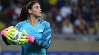 Kiper Amerika Serikat, Hope Solo, tampil pada laga Olimpiade 2016 Rio de Janeiro melawan Selandia Baru di Stadion Mineirao, Belo Horizonte, Brasil, Rabu (3/8/2016). AS berhasil menang 2-0 atas Selandia Baru. (AP/Eugenio Savio)