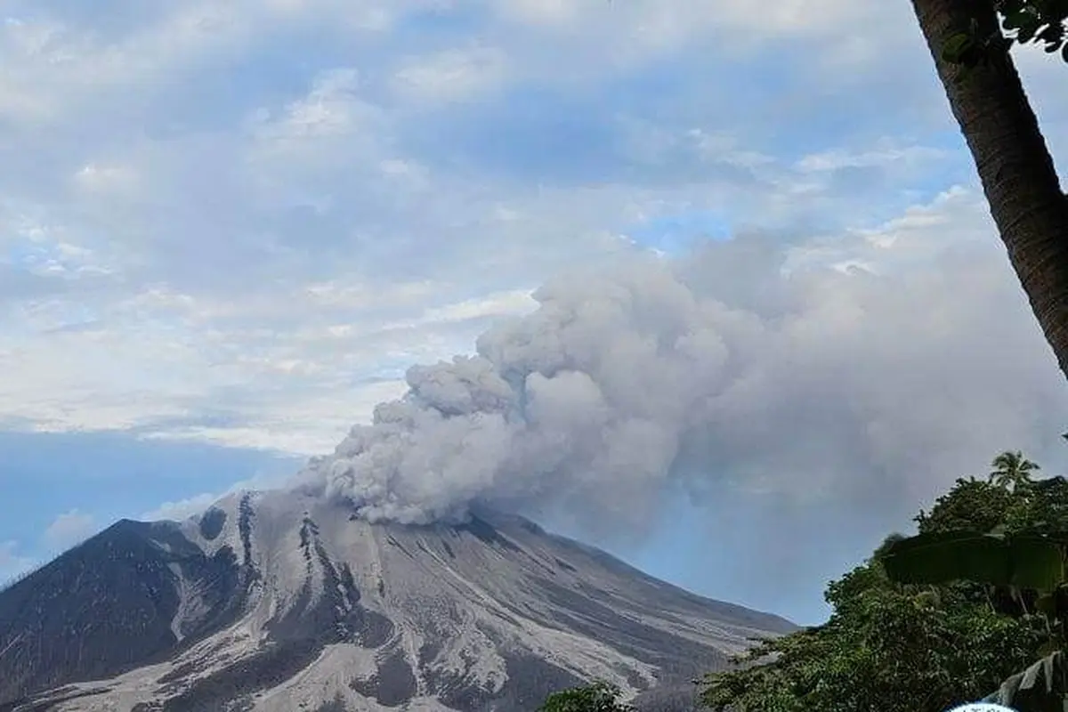 Gunung Ruang di Kabupaten Kepulauan Sitaro, Sulut.