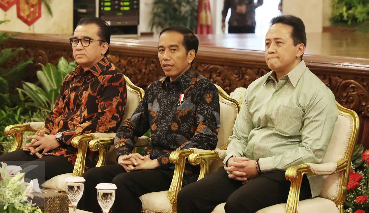 Presiden Jokowi (tengah), Tantowi Yahya (kiri) dan Triawan Munaf saat menghadiri Hari Musik Nasional 2017 di Istana Negara, Jakarta, Kamis (9/3). Acara ini dihadiri oleh para penyanyi-penyanyi ternama Indonesia. (Liputan6.com/Angga Yuinar)