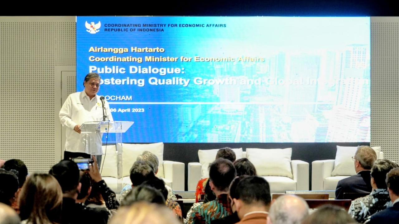 Menteri Koordinator Bidang Perekonomian Airlangga Hartarto dalam acara diskusi publik dan peluncuran EuroChamp Position Papers 2023, Kamis (6/4/2023)