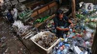 Karno memanfaatkan limbah sampah seperti botol minuman, kardus, besi, dan plastik bekas untuk dijual kembali ke pabrik pengelolahan daur ulang dengan harga per kilonya bervariatif tergantung barang bekas yang dijualnya. (Liputan6.com/Angga Yuniar)