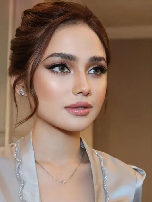 Untuk menyeimbangkan riasan mata yang tebal, Sang MUA memilih lipstik berwarna nude dan lip gloss. [Foto: IG/syifahadju].