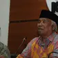 Mantan Ketua KPK Taufiqurrahman Ruki memberi keterangan proses penyerahan diri Eddy Sindoro di KPK, Jakarta, Jumat (12/10). Mantan petinggi Lippo Group, Eddy Sindoro menyerahkan diri dibantu 0instansi di dalam dan luar negeri. (Merdeka.com/Dwi Narwoko)