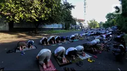 Warga melaksanakan salat Idul Fitri 1441 H berjemaah di Masjid Jami Assa'Dah kebayoran Lama, Jakarta, Sabtu (24/5/2020). Warga yang hendak salat Id diwajibkan untuk menerapkan protokol kesehatan. (Liputan6.com/Johan Tallo)