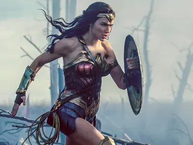 Aksi Gal Gadot saat memerankan perannya saat syuting film terbarunya, Wonder Woman. Wonder Woman adalah film pahlawan super tahun yang berdasarkan DC Comics karakter, dan filmnya didistribusikan oleh Warner Bros. Pictures. (AP Photo)