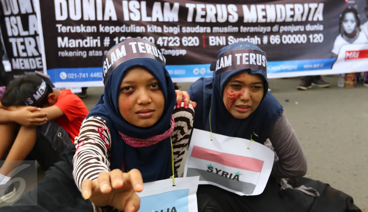 Dua demonstran dengan bendera Syria dan Somalia yang dikalungkan di leher, melakukan aksi keprihatinan saat CFD di Bundaran HI, Jakarta (14/08). (Liputan6.com/Fery Pradolo).