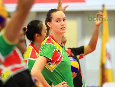 Alaina Bergsma, tengah serius berlatih  bersama tim putri Gresik Petrokimia di Gor Ken Arok, Malang, Sabtu (20/2/2016). (Bola.com / Nicklas Hanoatubun)