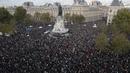 RIBUAN WARGA PRANCIS KECAM PEMENGGALAN GURU: Ribuan orang demonstrasi di alun-alun Republique, Paris (18/10/2020). Mereka memberi penghormatan kepada guru sejarah, Samuel Paty yang dipenggal kepalanya di Paris setelah mendiskusikan karikatur Nabi Muhammad di kelasnya. (AP/Michel Euler)
