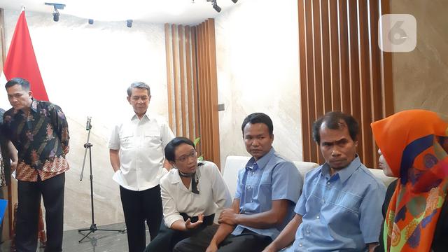 Menlu Retno Marsudi bersama Dubes RI untuk Filipina Sinyo Sarundajang bersama 2 WNI yang sempat diculik Abu Sayyaf.