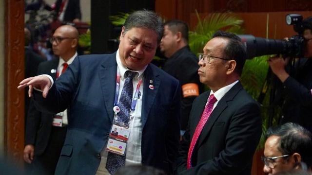 Presiden Joko Widodo didampingi oleh Menteri Koordinator Bidang Perekonomian Airlangga Hartarto bertemu Wakil Presiden (Wapres) Amerika Serikat (AS) Kamala Harris di sela-sela KTT ASEAN di Jakarta Convention Center. (Dok Kemenko Perekonomian)