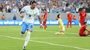 Gol Darwin Nunez pada menit ke-21 menjadi gol kedua bagi Uruguay saat melawan Bolivia. (CHARLY TRIBALLEAU/AFP)