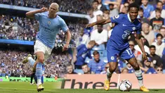 Manchester City dan Chelsea sama-sama berhasil meriah kemenangan di pekan keempat Liga Inggris pada Minggu (28/08/2022) malam WIB. Hasil tersebut tak lepas dari penampilan cemerlang para penyerang anyar mereka, yaitu Erling Haaland dan Raheem Sterling. (Foto Kolase: AP/PA/Nick Potts dan AFP/Carlos Jasso)