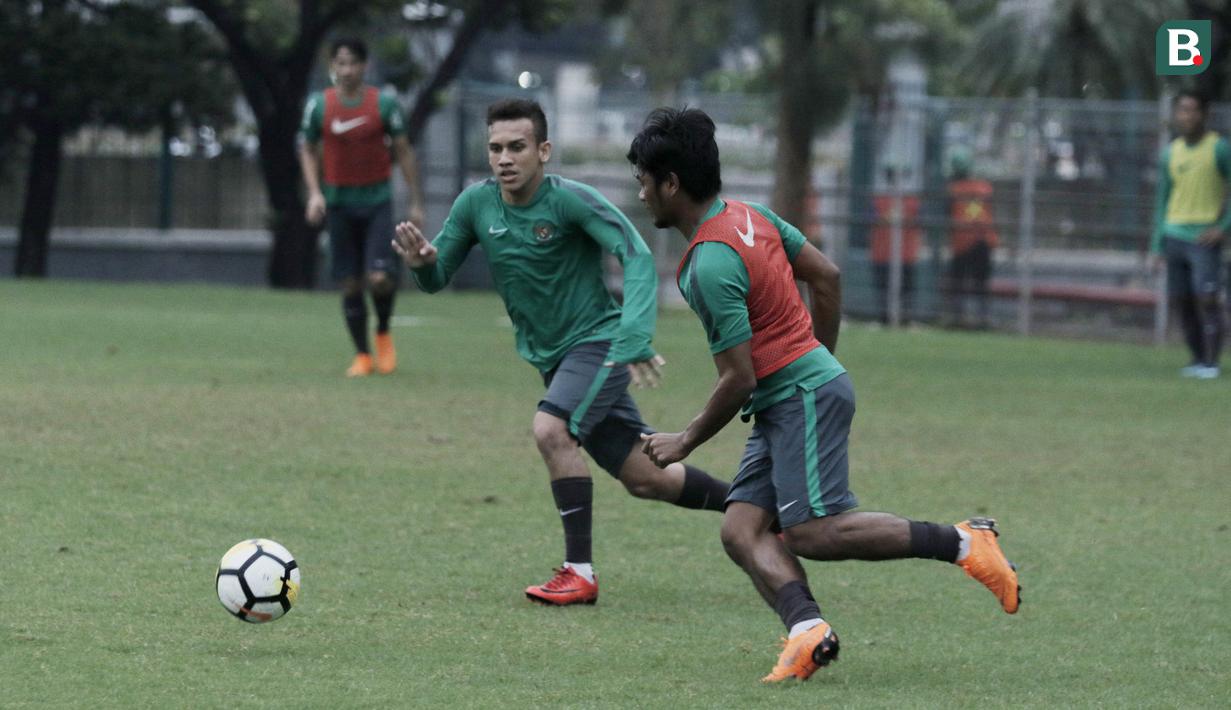 Pemain Timnas Indonesia U-23, Egy Maulana, saat latihan di Lapangan ABC Senayan, Jakarta, Rabu (25/4/2018). Latihan tersebut dalam rangka persiapan Anniversary Cup 2018. (Bola.com/M Iqbal Ichsan)