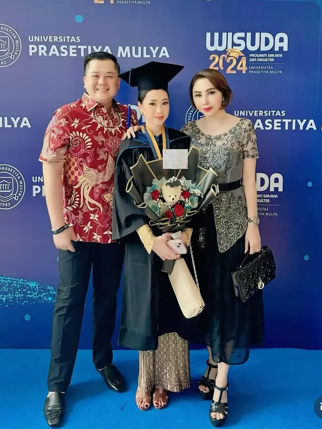 Potret Wisuda S1 Putri Sulung Femmy Permatasari Raih Predikat Cumlaude. [@femmypermatasari]