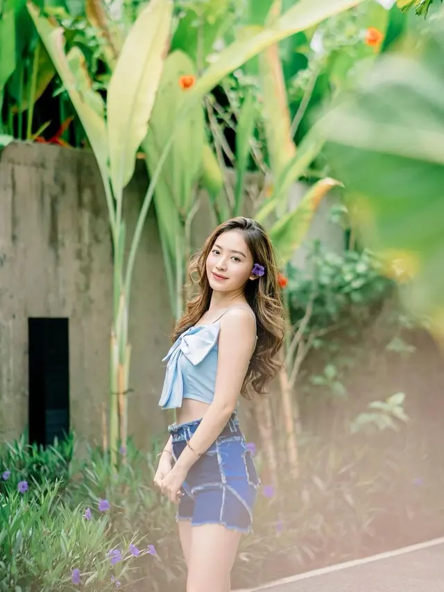 6 Potret Natasha Wilona Liburan di Bali, Tampil Menawan dengan Crop Top hingga Floral Dress