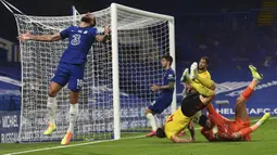 Reaksi pemain Chelsea Olivier Giroud (kiri) saat gagal mencetak gol ke gawang Watford pada pertandingan Premier League di Stadion Stamford Bridge, London, Inggris, Sabtu (4/7/2020). Chelsea menang 3-0 dan kembali menggeser Manchester United dari posisi empat klasemen. (Glynn Kirk/Pool via AP)